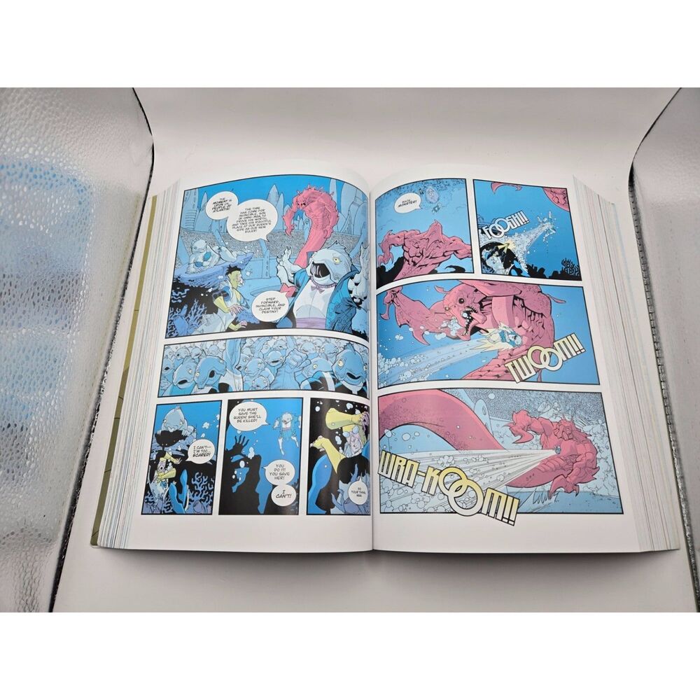 Invincible Compendium One by Robert Kirkman – Graphic Novel (Damaged) - Picture 13 of 13
